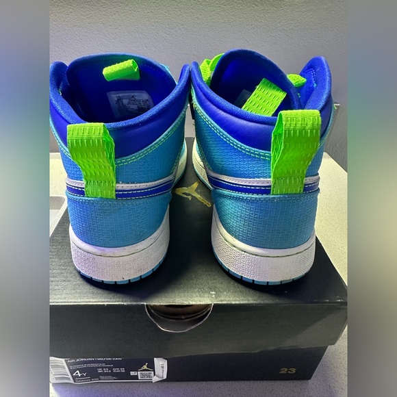 Nike Air Jordan 1 Mid SE (GS)- size 4Y - Picture 4 of 12